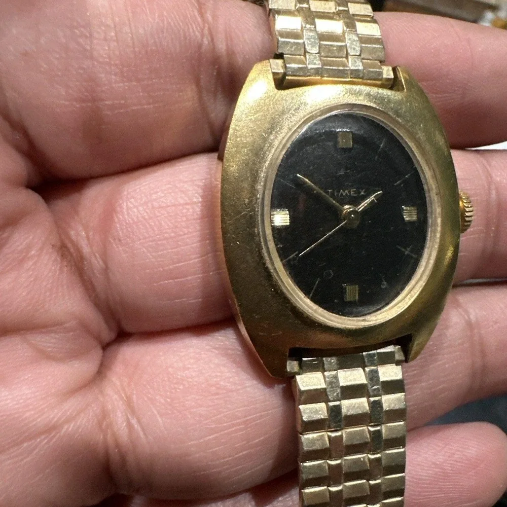 Working Vintage‎ 1970s TIMEX Women's 30mm Black Face Oval Mechanical Watch Gold